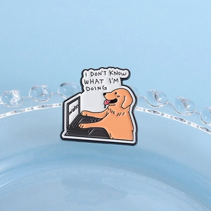 Détail d'un pin's en émail Golden Retriever avec une citation drôle pour sac à dos