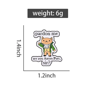 Détail de la broche chat en émail de 3,5x3 cm montrant les dimensions et le poids précis