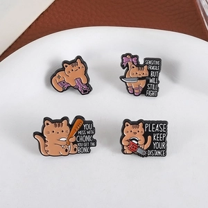 Lot de 4 épingles en émail chat roux avec mini-armes et messages humoristiques