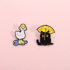 Mignonnes Épingles en Émail Animaux de Dessin Animé Canard Blanc Imperméable Chat Noir Parapluie Broche en Alliage Badge pour Décoration de Vêtements Sac à Dos Cadeau