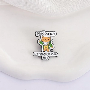 Pin's en émail chat gentleman en costume vert avec citation Aaron Purr sur fond blanc