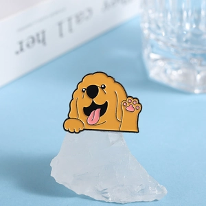 Detailopname van een schattige Golden Retriever emaille speld op een blauwe achtergrond
