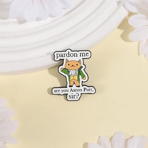 Cartoon Emaille-Anstecknadel orangefarbene Katze im grünen Anzug mit Aaron Purr Text