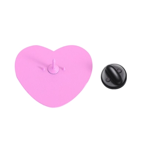 Vue détaillée du dos d'un pin's coeur rose avec aiguille et fermoir en caoutchouc
