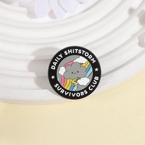 Pin's rond en émail avec texte Daily Shitstorm Survivors Club et motif nuage arc-en-ciel