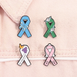 Détail de quatre broches en émail coloré avec thèmes papillon, fleurs et PTSD social