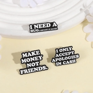 Lot de pins en émail noir et blanc avec slogans humoristiques I Need A Huge Amount Of Money
