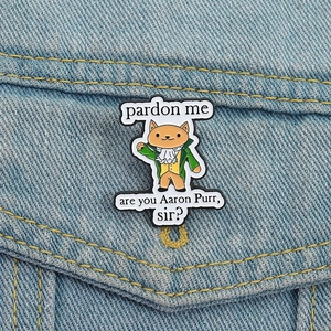 Pin's chat gentleman sur veste en jean avec citation musicale Hamilton Aaron Purr