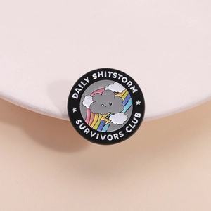 Épingle en émail nuage sombre et arc-en-ciel badge Daily Shitstorm Survivors Club rond
