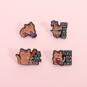 Broche Drôle de Chat Orange en Émail en Alliage Chat de Combat Avec Couteau Pistolet Motif Tronçonneuse Pour Décoration de Vêtement Sac Bijoux Unisexe