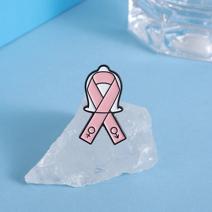 Broche ruban rose avec symboles de genre sur base de pierre minérale blanche