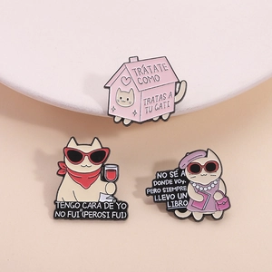 Set di tre spille in smalto gatto cartone animato con casa rosa e divertente testo spagnolo