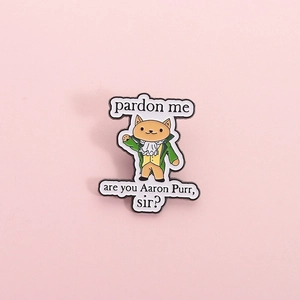 Épingle en Émail Chat Aaron Purr Parodie Hamilton Broche Tenue de Gentilhomme Vert Badge Animal pour Sac à Dos Veste Bijoux Unisexe Accessoire
