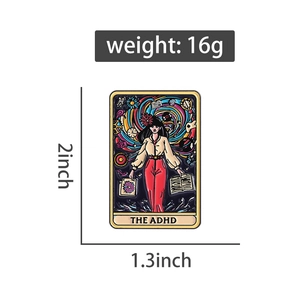 Détail du pin's THE ADHD montrant la taille 2x1,3 pouces et le design artistique de tarot