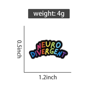 Dettaglio macro della spilla Neuro Divergent in smalto con misure 1,2 per 0,5 pollici