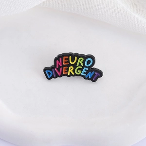 Spilla smaltata Neurodivergent arcobaleno su sfondo bianco, distintivo creativo in metallo