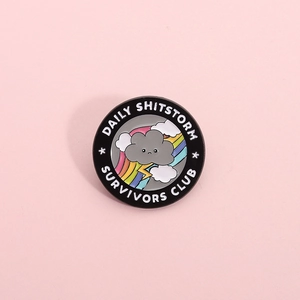 Broche Ronde en Émail Arc-en-Ciel Nuage d'Orage Humoristique Badge Métallique Daily Shitstorm Survivors Club Alliage de Zinc