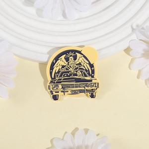 Emaille-Brosche mit Oldtimer und Engelsflügeln, vergoldet auf minimalistischem Hintergrund