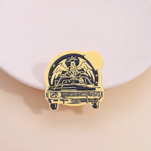 Retro-Auto-Anstecknadel in Schwarz und Gold mit Engelsflügeln und KAZ 2Y5 Kennzeichen