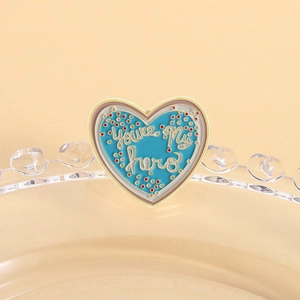 Spilla a cuore in smalto blu con scritta 'You're My Hero' e raffinati bordi dorati