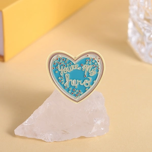 Spilla a cuore in smalto blu con scritta You're My Hero e decorazione a pois