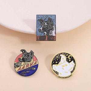 Lot de 3 broches en émail du chien de l'espace soviétique Laika avec motifs de fusées