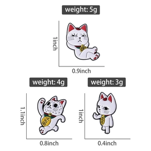 Détail des pin's chat porte-bonheur montrant les dimensions et le poids de 3g à 5g chacun