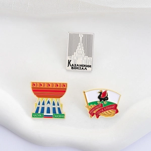 Lot de trois pin's souvenirs de Kazan en Russie avec architecture emblématique
