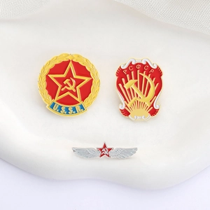 Macro-detail van USSR emaille pins met Sovjet hamer sikkel en rode ster emblemen