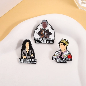 Σετ κονκάρδες σμάλτου Brooklyn Nine-Nine με πορτρέτα και εμβληματικές ατάκες