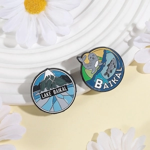 Set de pin's émaillés Lac Baïkal avec motifs montagne et phoque sur un plateau déco