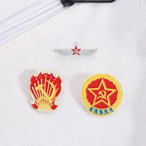 Detailweergave van Sovjet USSR emaille badges met hamer en sikkel op witte stof