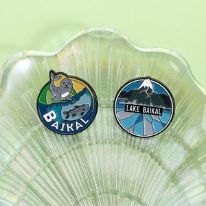 Broches en émail représentant le lac Baïkal et la faune dans un plateau en verre