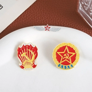 Set van drie Sovjet USSR emaille badges met rode ster en hamer en sikkel metalen speld