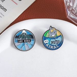 Pins en émail du lac Baïkal avec paysage de montagne et motif de phoque sur une assiette