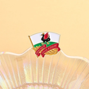 Détail d'un badge émaillé de Kazan avec le dragon Zilant sur alliage doré brillant