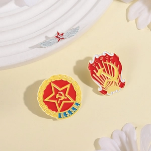Vintage USSR metalen badges set met rode ster en hamer en sikkel op beige achtergrond