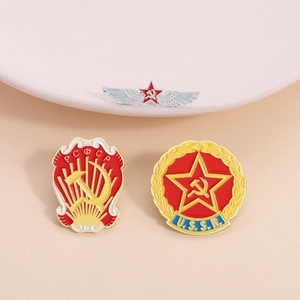 Lot de trois badges métalliques URSS avec marteau et faucille sur support circulaire