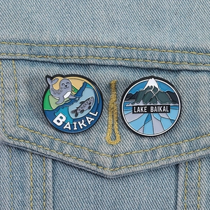 Spille in smalto Lago Baikal con foca e paesaggio montano su giacca di jeans