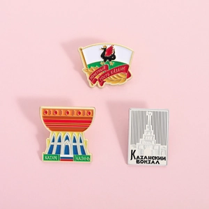 Pins émaillés des monuments de Kazan Russie incluant la gare et la tour de Soyembika