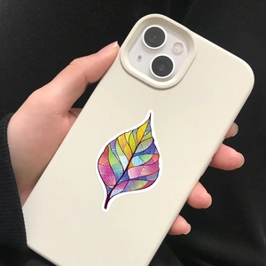 Gros plan d'un autocollant feuille émaillée colorée avec motifs géométriques sur coque