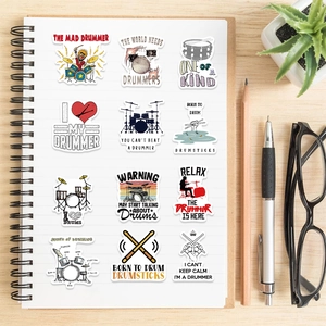 Creatieve drumstelstickers met muziekslogans op een notitieblok en houten achtergrond