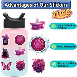 Detail van gotische paarse bloem- en schedelstickers op een roze gradiënt sportwaterfles