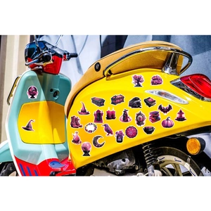Waterdichte gothic stickers met heks en schedel op het oppervlak van een gele scooter