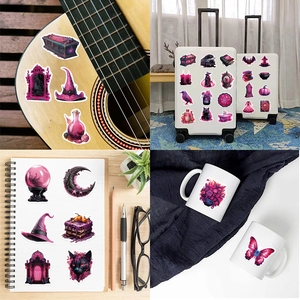 Detail van gotische fantasie stickers op gitaar, koffer en notitieboekjes
