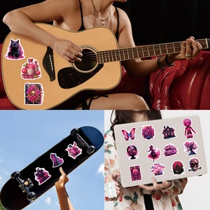 Gothic stickers in paars en zwart op een gitaar, laptop en ook op een skateboard