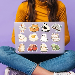 Gros plan d'autocollants animaux mignons sur un ordinateur portable violet avec style