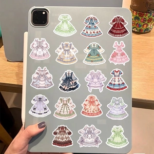 Vue détaillée d'autocollants de robes Lolita appliqués sur une tablette sur un bureau
