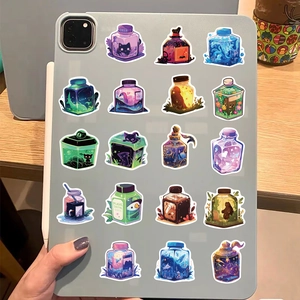 Dettaglio di adesivi cartoon succo magico su un tablet grigio per decorazione DIY