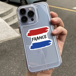 Gros plan d'une coque de téléphone transparente avec graffiti France tenue à la main